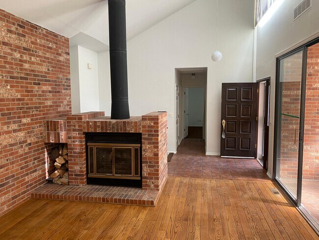 Building Photo - Fantastic 3 bedroom, 3 bath, 2 car garage patio home in Biscayne!