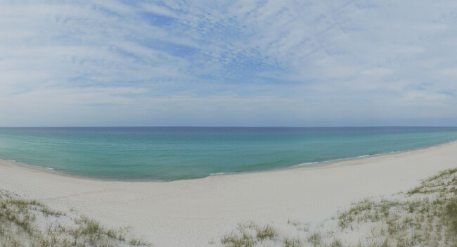 Building Photo - Charming Beach-Front 4bd Home