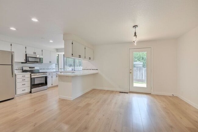 Building Photo - Updated Single Level Home with Large Fence...