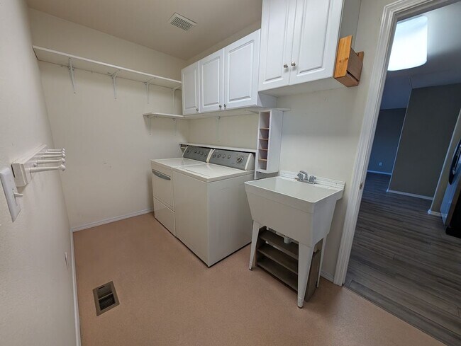 Building Photo - Gorgeous 3 Bedroom 2 Bath Condo - Deck with a View!