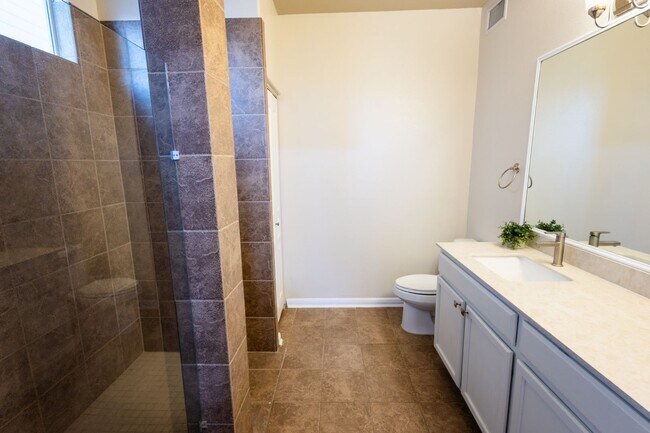 Building Photo - 3 bed 2 bathroom