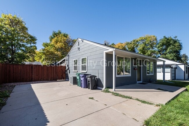 Building Photo - 2245 S King St