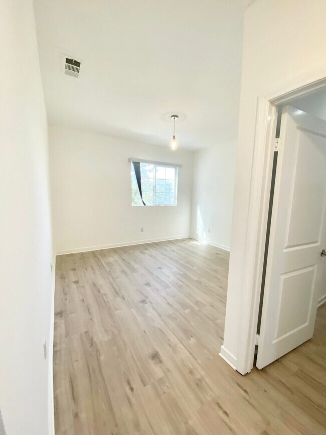 Building Photo - 9731 Vesper Ave