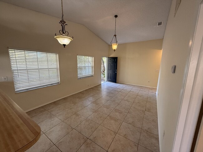 Building Photo - 945 Burlwood St