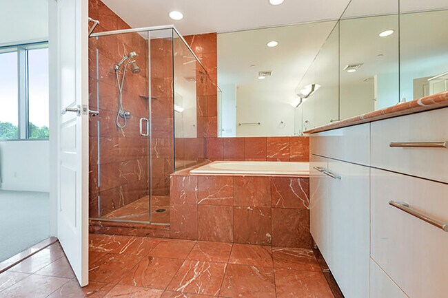 Building Photo - 700 Park Regency Pl NE