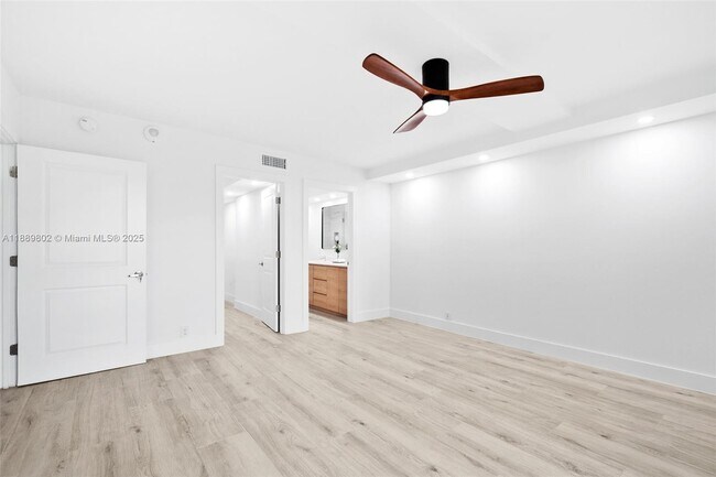 Building Photo - 1121 Crandon Blvd