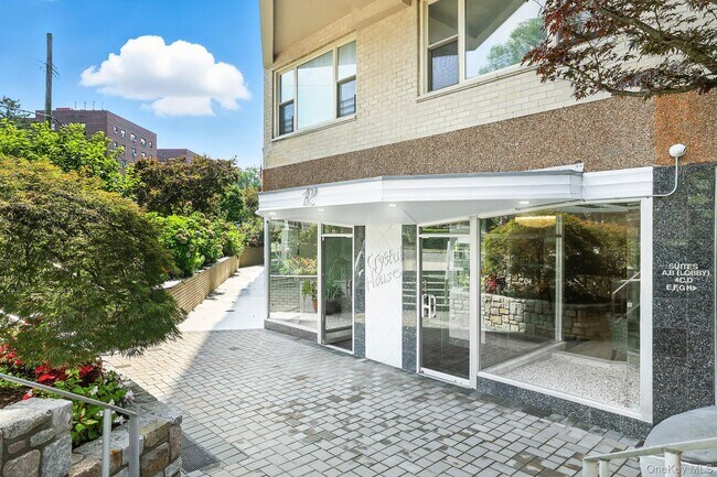 Building Photo - 12 Old Mamaroneck Rd