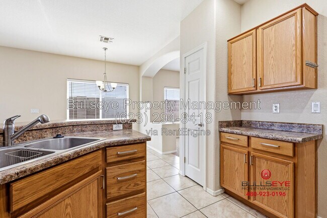 Building Photo - 3736 E Woodside Way