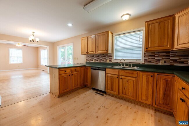 Building Photo - 497 Sunset Dr