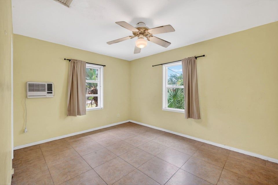 Building Photo - 841 SW 18th Ct