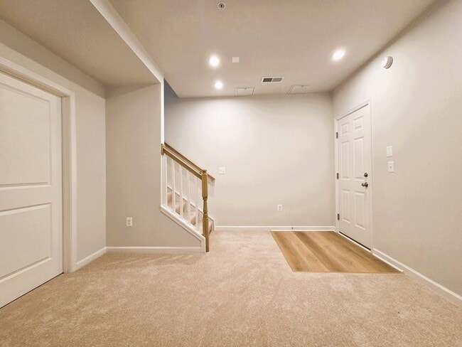 Building Photo - Newer ground level condo in Coalfield Station located in highly desireable Midlothian.