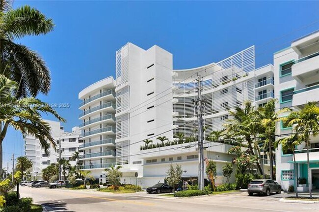 Primary Photo - 9821 E Bay Harbor Dr