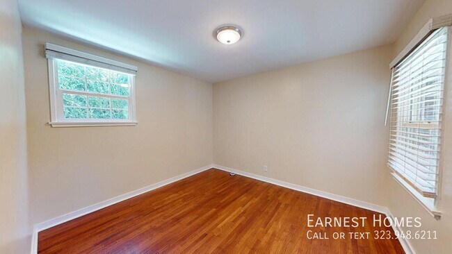 Building Photo - 15031 Hartland St