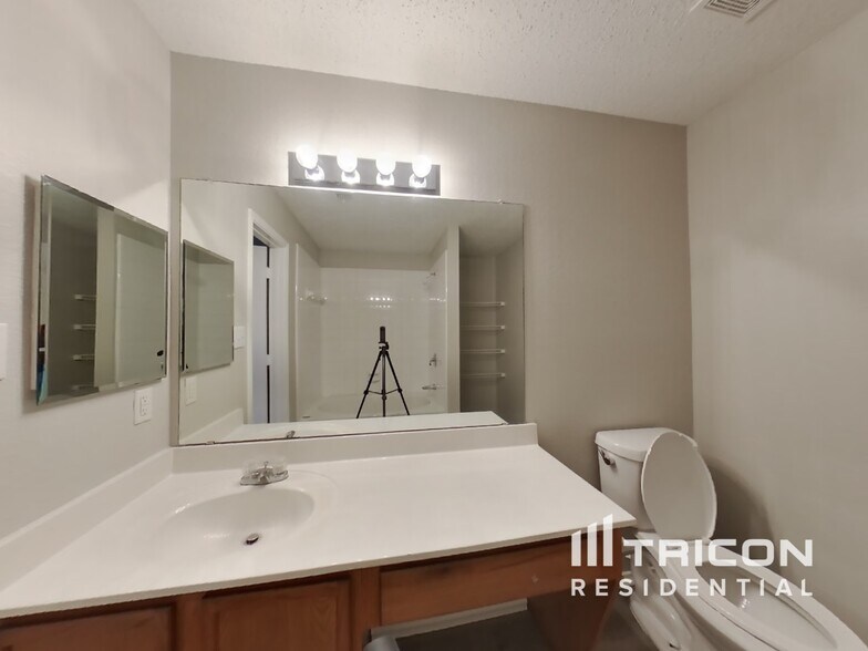 Building Photo - 2422 Meadowgate Ln