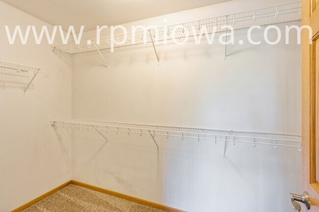 Building Photo - UPDATED TOWNHOME!! 2 Bedroom, 2.5 Bath in Ankeny