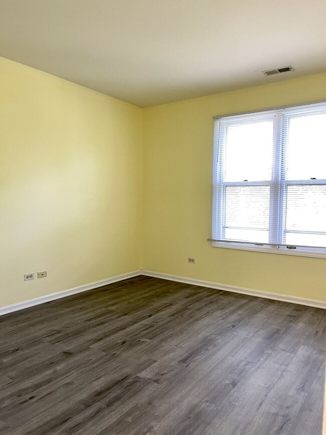 Building Photo - 1266 N Regency Dr