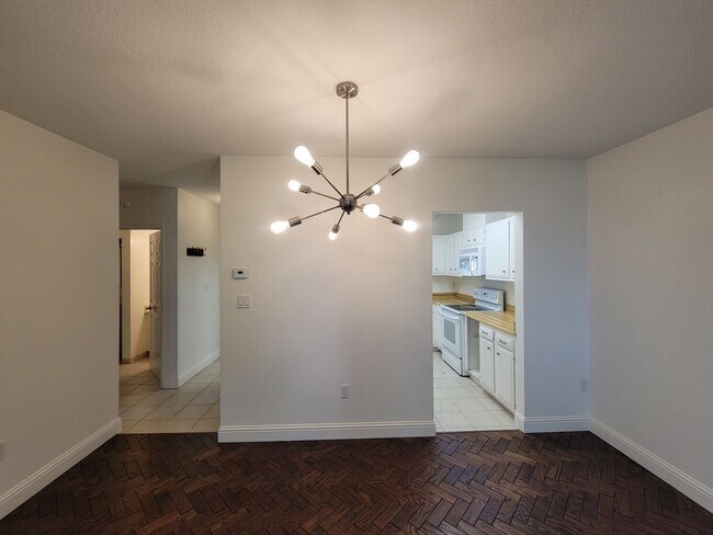 Building Photo - Stylish 2 Bed 1 Bath Midtown Apartment