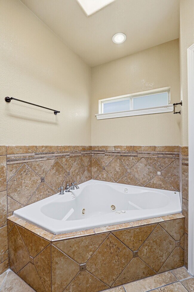 Building Photo - Corner 3 bedroom 3 bath home in Northwest El Paso