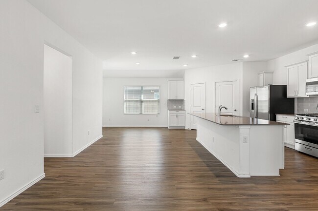 Building Photo - Cozy Kyle Home Awaits You