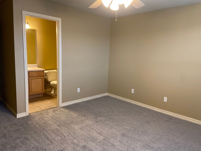 Building Photo - Condominium in Sycamore Ridge