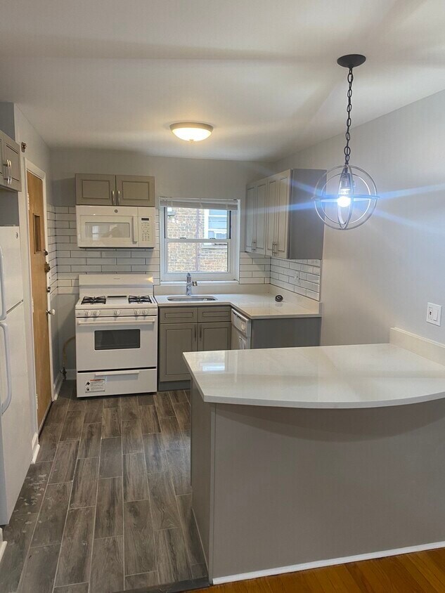 Building Photo - 7361 N Ridge Blvd