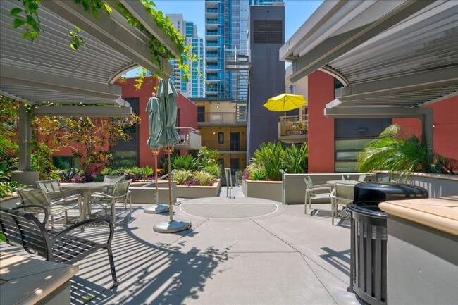 Building Photo - Little Italy 9th Floor Condo w/ 2 Beds 2.5...