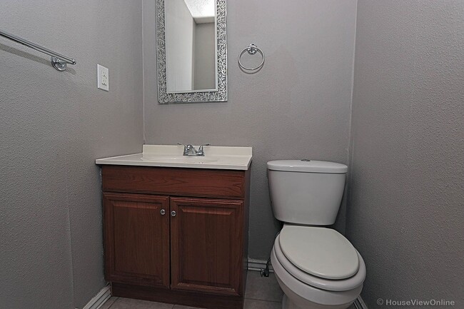 Building Photo - House Close To Campus!