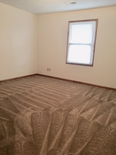 Building Photo - 550 Circle Pine Dr