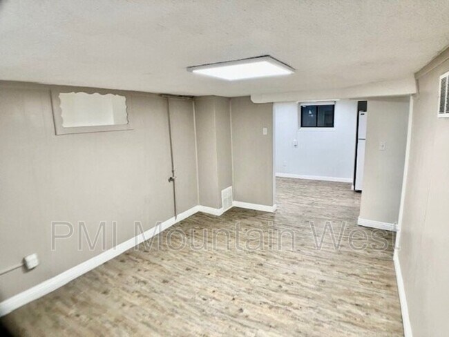 Building Photo - 555 E 3rd Ave
