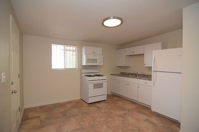 Building Photo - Completely Remodeled 2 Bedroom 1 Bath Dupl...