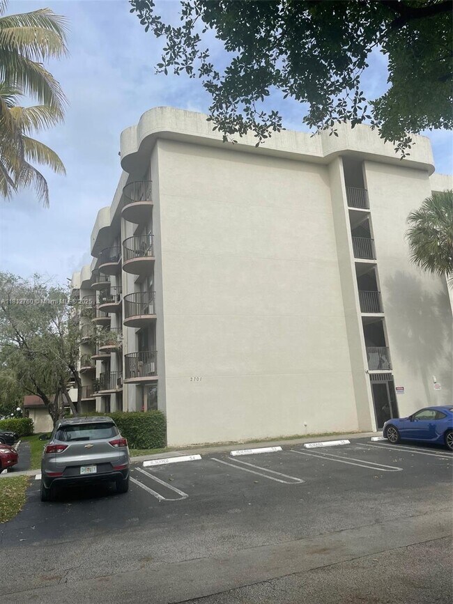Building Photo - 2701 Riverside Dr