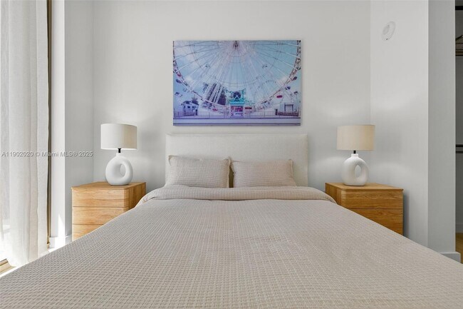 Building Photo - 2655 S Bayshore Dr