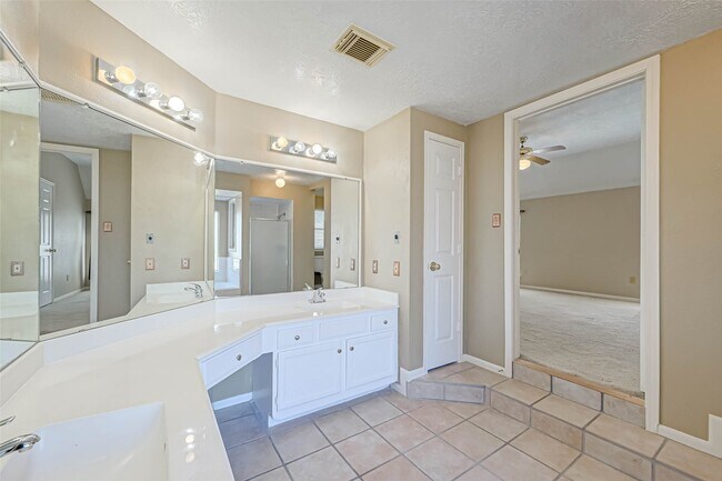 Building Photo - 13410 Lynnville Dr