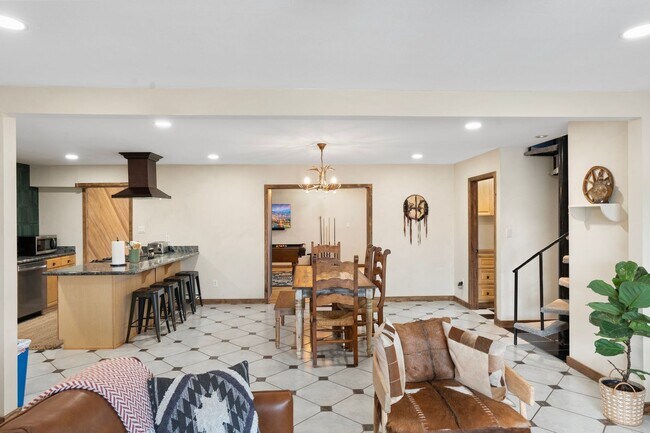 Building Photo - 9 E Del Rio Dr