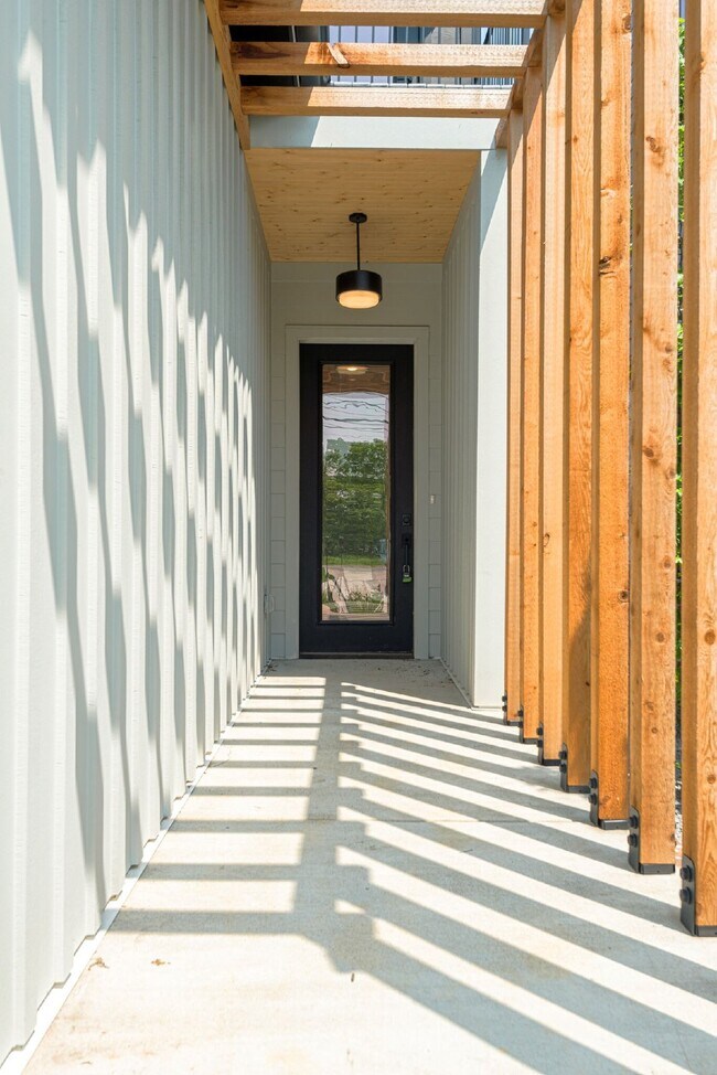 Building Photo - LIKE NEW - Beautiful 4 or 5 BR in Lockelan...