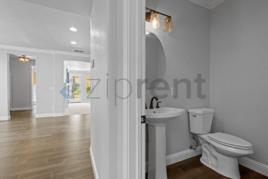 Building Photo - Unit