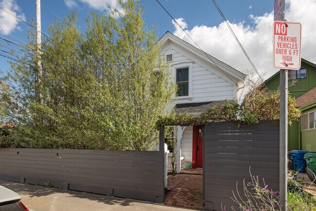 Building Photo - Elegant, Light-Filled Furnished Alameda Home with Indoor-Outdoor Living