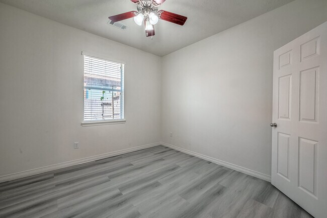 Building Photo - 520 West Fork