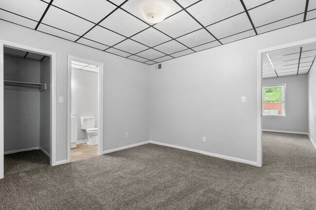 Building Photo - 210 Colonial Dr