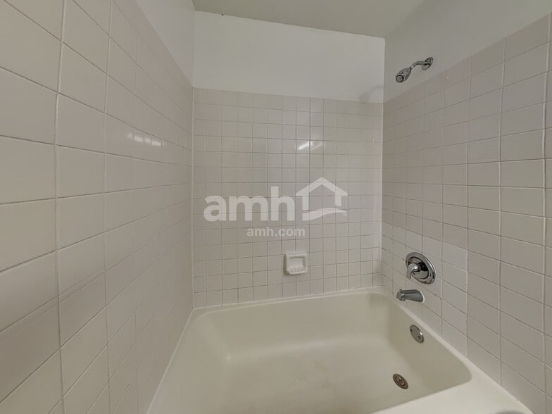 Building Photo - 4609 Vista Dr