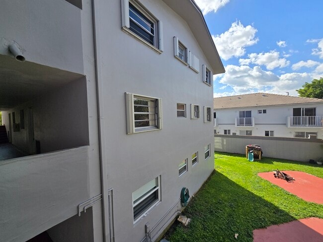 Building Photo - 120 ROYAL PALM Rd