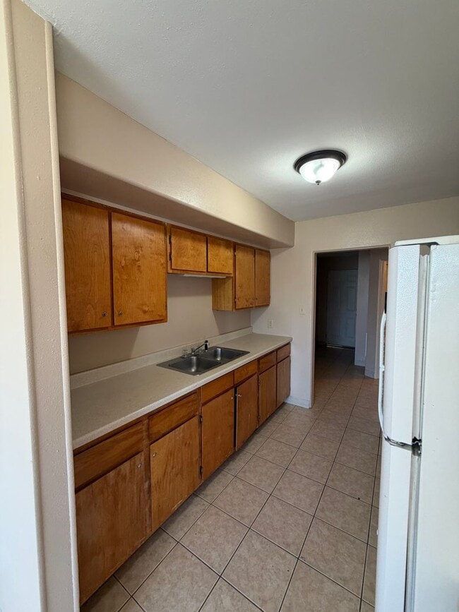 Building Photo - Spacious 1 bedroom, 1 bath Apartment with Tile Throughout!