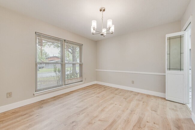 Building Photo - **Modern Elegance Meets Prime Location in Farmers Branch**