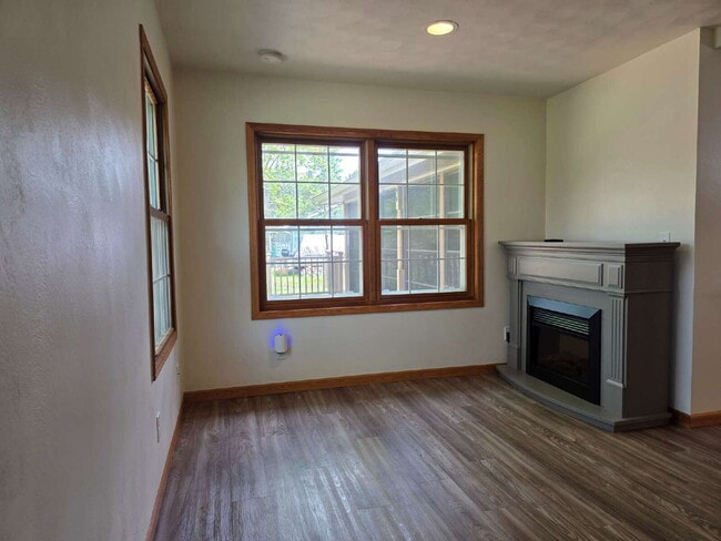 Building Photo - Multi generational Home New London