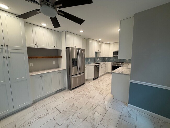 Building Photo - 421 Cannonbury Dr
