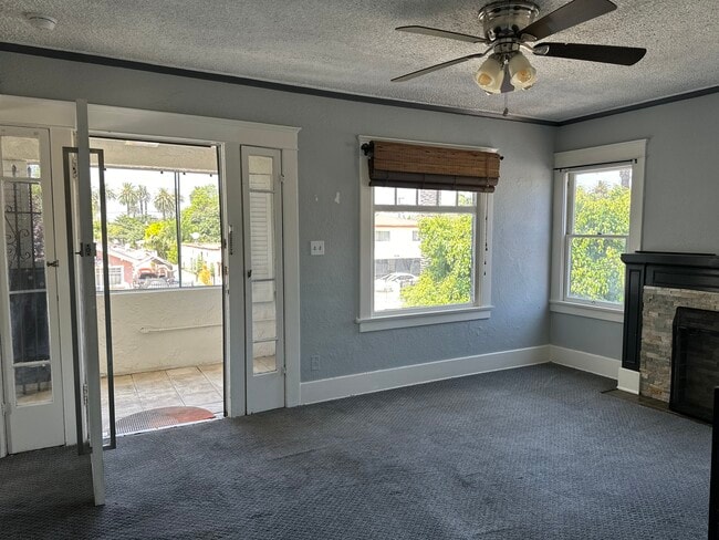 Building Photo - 2834 S Mansfield Ave