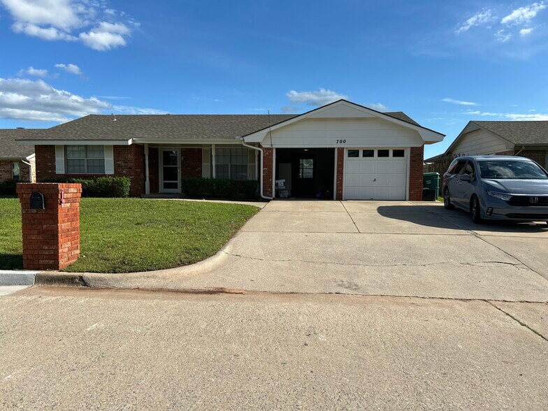 Primary Photo - 700 Victoria Dr