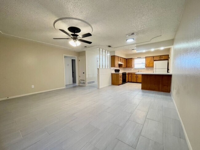 Building Photo - Single Family Home featuring 3 Bedrooms, 2 Baths, and 1 Car Garage