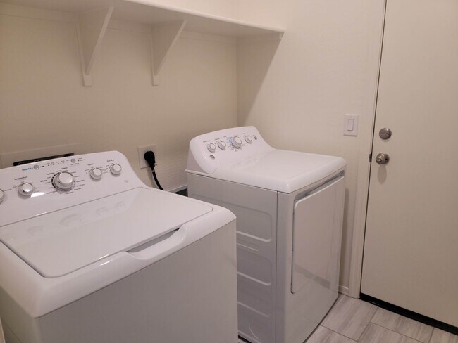 Building Photo - 3 bedroom cul-de-sac home in the Villago Community!