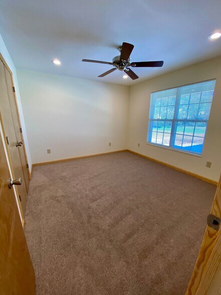 Building Photo - 814 S Spring St